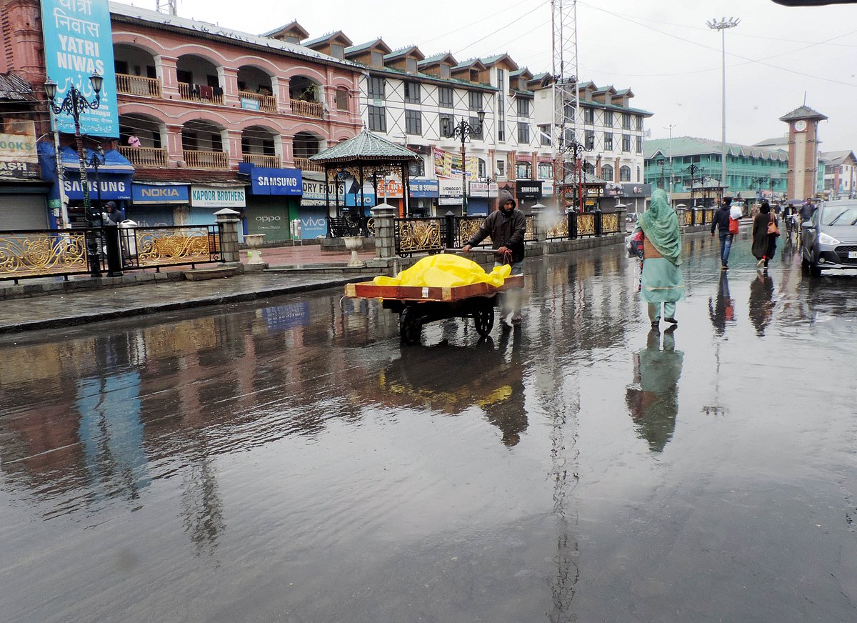 کشمیر میں رک رک کر بارشوں کا سلسلہ جاری، 19 اکتوبر سے موسم میں بہتری متوقع