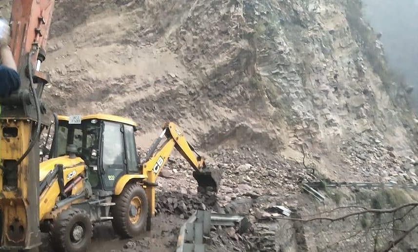 موسم کی خرابی کے باعث35 سیاح پھنسے،4 لاپتہ، ایک زخمی