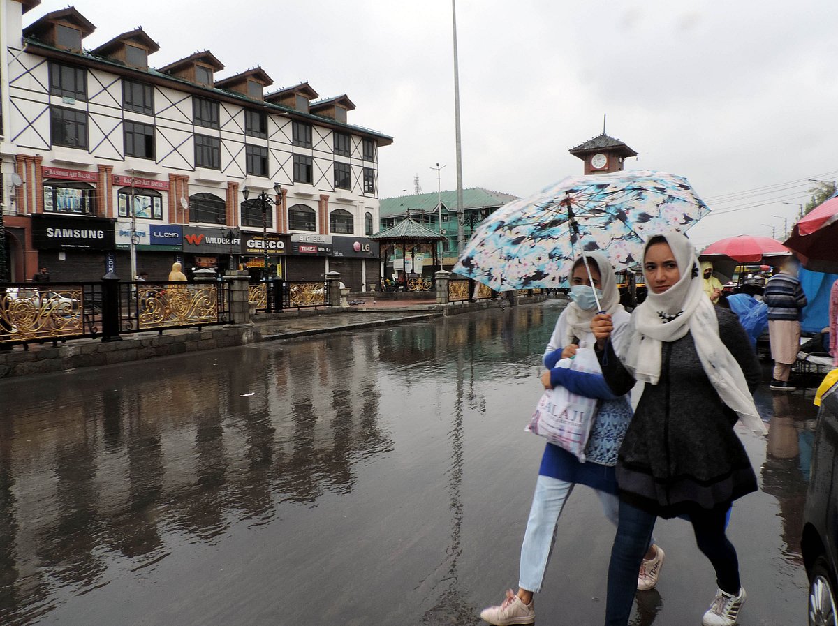 کشمیر میں رک رک کر بارشوں کا سلسلہ جاری، 19 اکتوبر سے موسم میں بہتری متوقع