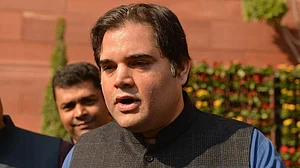 ورون گاندھی اور ان کی والدہ مینکا بی جے پی کی ورکنگ کمیٹی سے باہر، لکھیم پور معاملہ پر ٹوئٹ کرنے کی سزا!