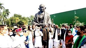 ارکان پارلیمنٹ کی معطلی پر نہیں بنی بات، پارلیمنٹ سے اپوزیشن کا واک آؤٹ