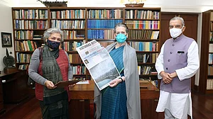 کانگریس صدر سونیا گاندھی کو ’نیشنل ہیرالڈ‘ ممبئی ایڈیشن تحفتاً پیش