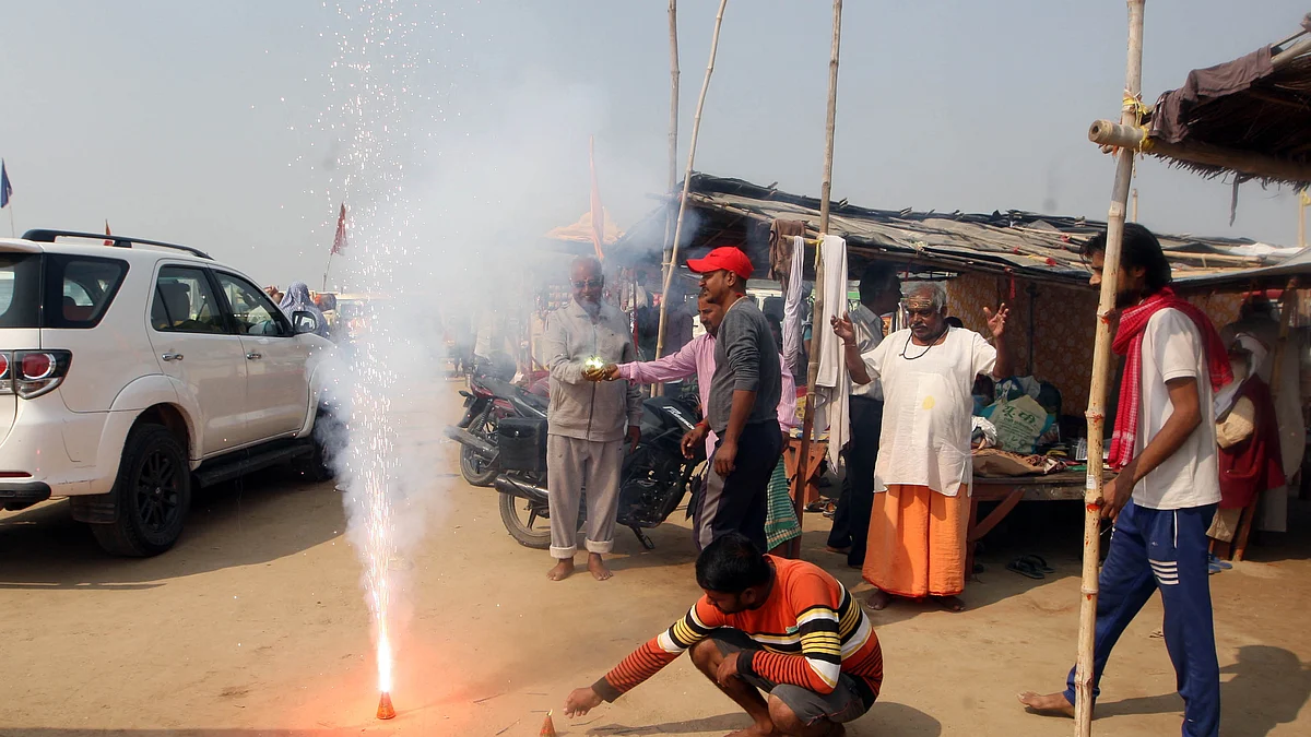 دیوالی پر آتش بازی کا منظر / یو این آئی