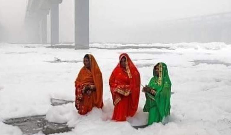 جمنا آلودگی: کمار وشواس نے کیجریوال کو جھاگ میں لپیٹ دیا