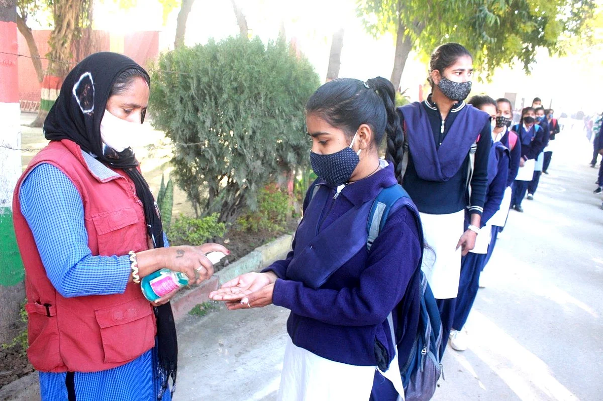 یوپی: سرپرستوں کے اکاؤنٹس میں’ایک کلک میں پیسے‘ سننے میں اچھا لگتا ہے، لیکن...