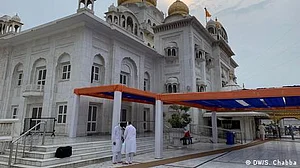 پہلے ہندو تاجر اور پھر گردواروں نے نمازِ جمعہ کے لیے دروازے کیوں کھول دیے؟