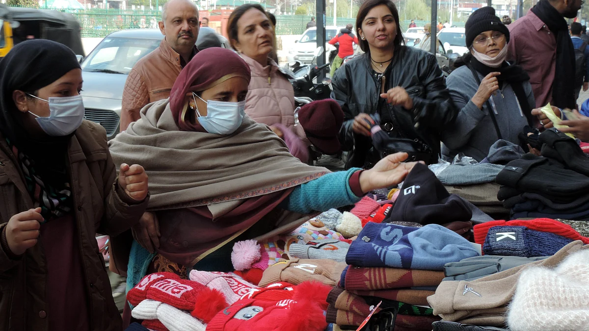 سرینگر میں گرم کپڑوں کی ڈریداری کرتے لوگ / یو این آئی