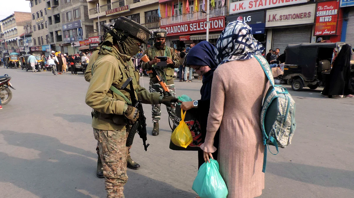 کشمیری خواتین کے سامان کی تلاشی لیتی خاتون سیکورٹی اہلکار / یو این آئی