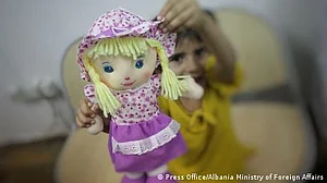 غربت سے مجبور افغان شہری بیٹیوں کو فروخت کرنے اور خودکشی کرنے پر مجبور