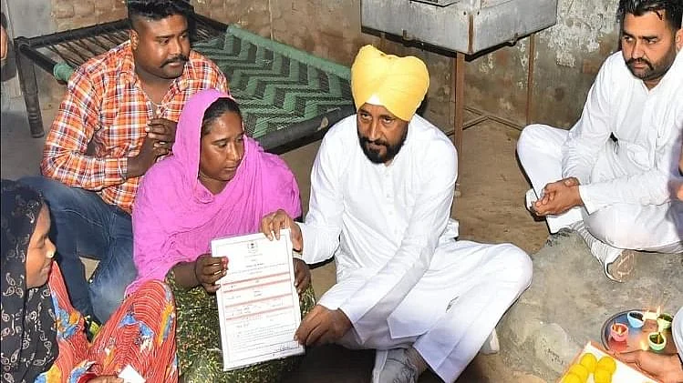 پنجاب: وزیر اعلیٰ چنّی نے غریبوں کے ساتھ منائی دیوالی، تحفے میں دیا گھروں کا مالکانہ حق