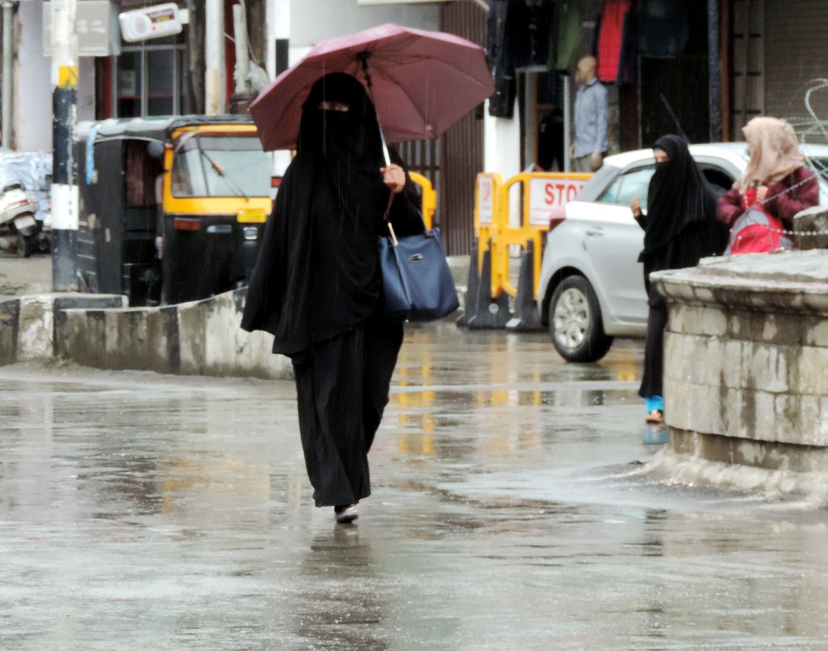 کشمیر: برف و باراں کے بعد موسم میں بہتری واقع، مغل روڈ پر ٹریفک بحال