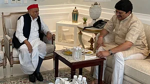 ملائم سنگھ سے راجہ بھیا کی ملاقات، قیاس آرائیاں شروع