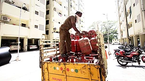 عوام پر مہنگائی کی دوہری مار، پٹرول-ڈیزل کے بعد ایل پی جی گیس سلنڈر کی قیمت میں 50 روپے کا اضافہ
