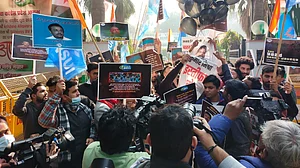 مرکزی وزیر مملکت اجے مشرا کے استعفیٰ کا مطالبہ کرتے ہوئے این ایس یو آئی کا مظاہرہ