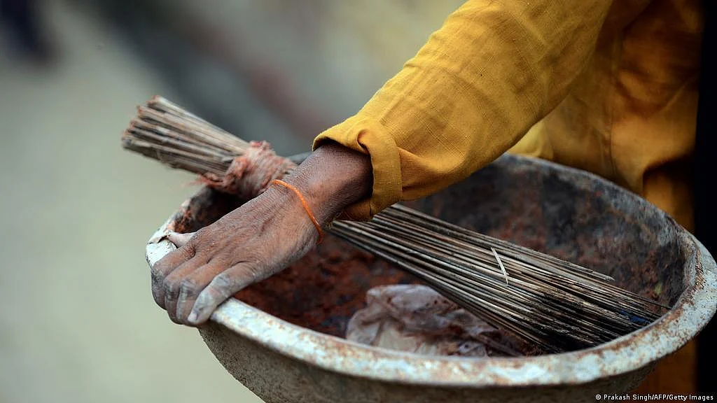 ہندوستان میں ’انسانی غلاظت‘ ہاتھوں سے صاف کرنے کا ’غیر انسانی‘ چلن برقرار کیوں ہے؟