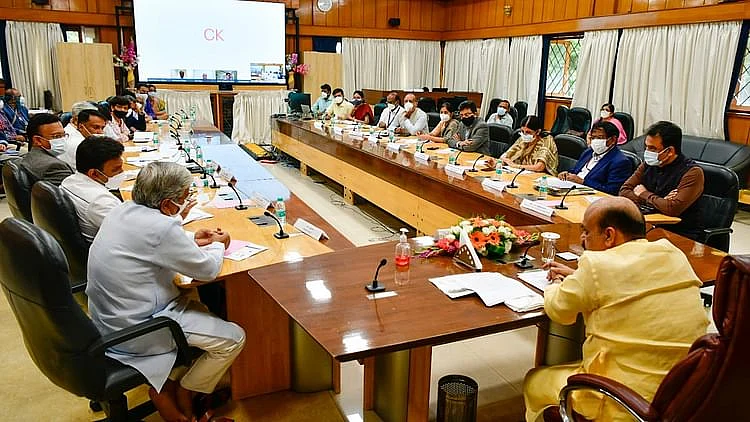 کرناٹک کے وزیر صحت کے. سدھاکر میٹنگ کرتے ہوئے