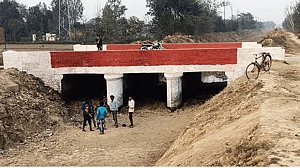 وزیر اعظم نریندر مودی نے اسی سریو نہر کا افتتاح کیا ہے، نہر میں پانی نہیں ہے اس لیے بچے کرکٹ کھیلتے نظر آ رہے ہیں