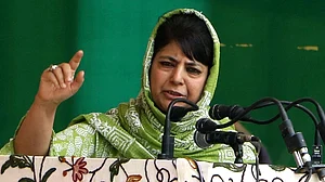مرکزی حکومت آنجہانی واجپائی کے نقش قدم پر چل کر پاکستان کے ساتھ مذاکرات شروع کرے: محبوبہ مفتی