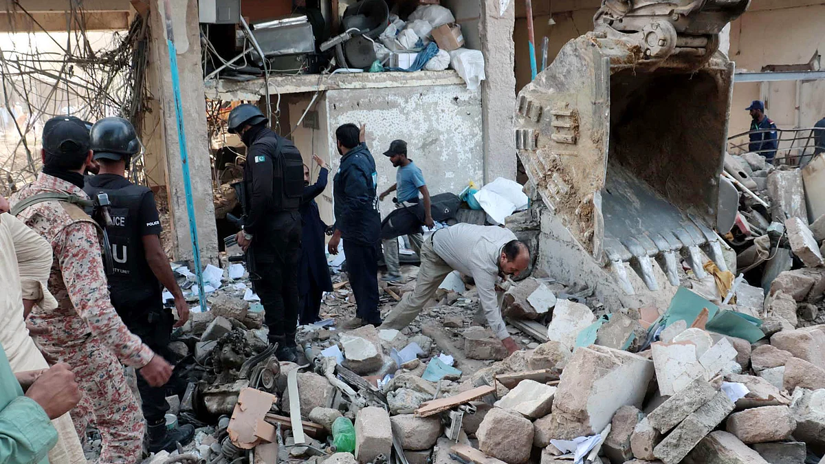 کراچی میں دھاکہ کے بعد ملبہ ہٹاتے اہلکار / یو این آئی