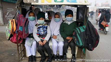 پاکستان میں پرائمری اسکولوں کے بچوں کے لیے مفت دودھ