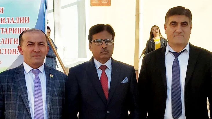 دائیں سے: سید زادہ اویس الدین، مشتاق صدف اور یونسی اہتم شاہ