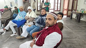 مظفرنگر میں ایک میٹنگ میں موجود عام لوگ / تصویر آس محمد کیف