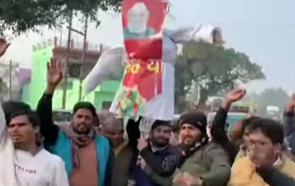 یوپی انتخاب: سماجوادی پارٹی کے دو امیدواروں کے خلاف لوگ سڑک پر نکلے، پُتلا نذرِ آتش