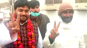 آگرہ کے سابق رکن پارلیمنٹ پربھو دیال کٹھیریا کا تمام عہدوں سے استعفی، بیٹا عآپ میں شامل