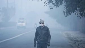 نئے سال کے آغاز پر راجدھانی دہلی دھند کی چادر میں لپٹی، درجہ حرارت 4 ڈگری سیلسیس تک گرا