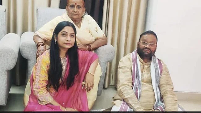 اپنے والد کے ساتھ بی جے پی کی رکن پارلیمنٹ سنگھ مترا موریہ / ٹوئٹر