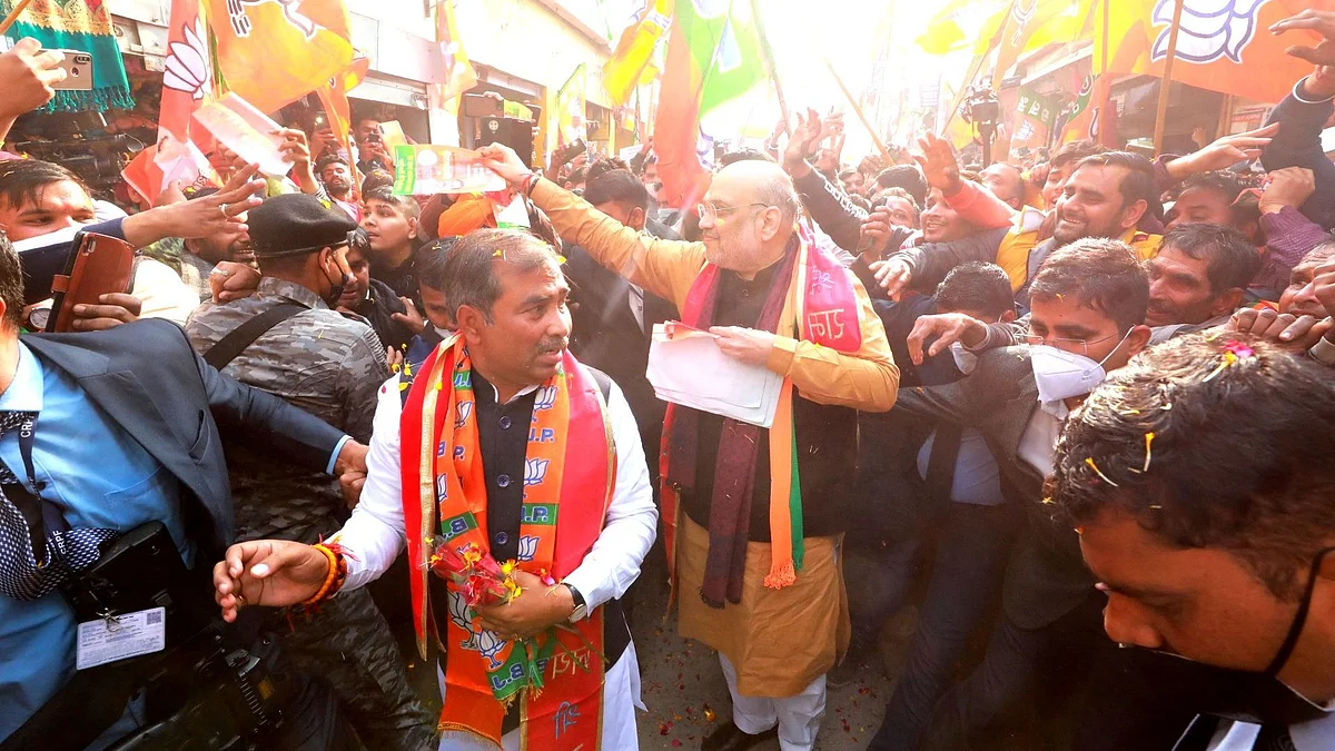 دیوبند میں پرچے تقسیم کرتے امت شاہ / تصویر ٹوئٹر / @AmitShah