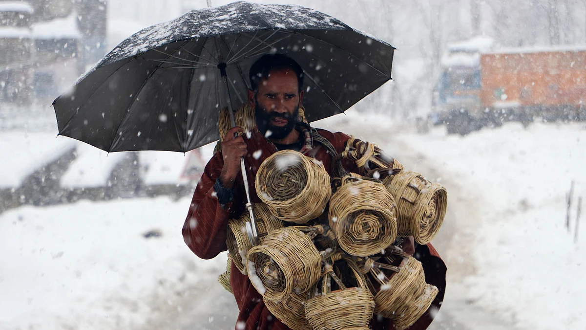 وادی کشمیر میں برف باری / یو این آئی