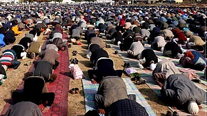 کرناٹک: اسکول میں مسلم طلبا کے نمازِ جمعہ پڑھنے پر تنازعہ، تحقیقات کا حکم