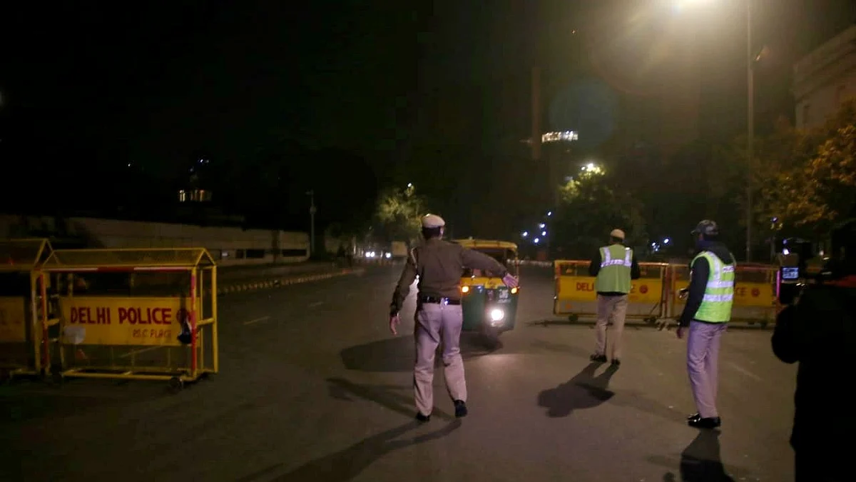 نائٹ کرفیو، قومی آواز / وپن