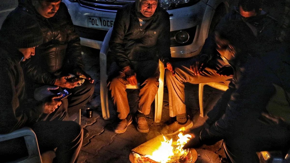 سردی میں خود کو گرم رکھنے کی کوشش / یو این آئی