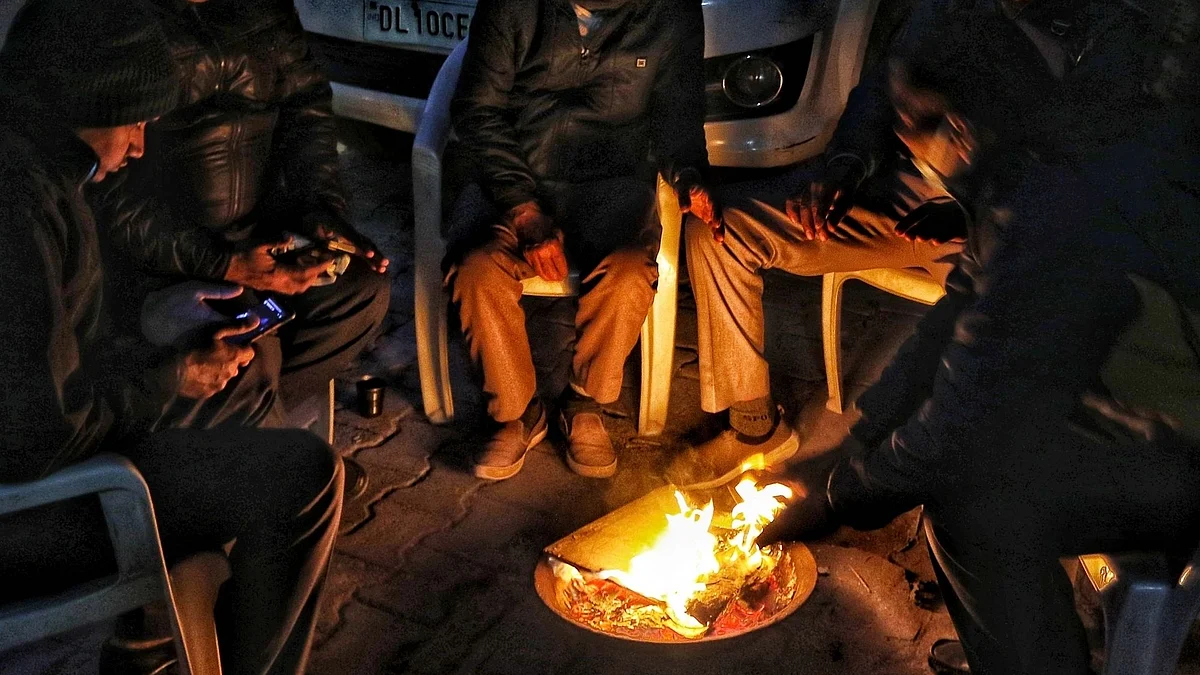 سردی میں خود کو گرم رکھنے کی کوشش