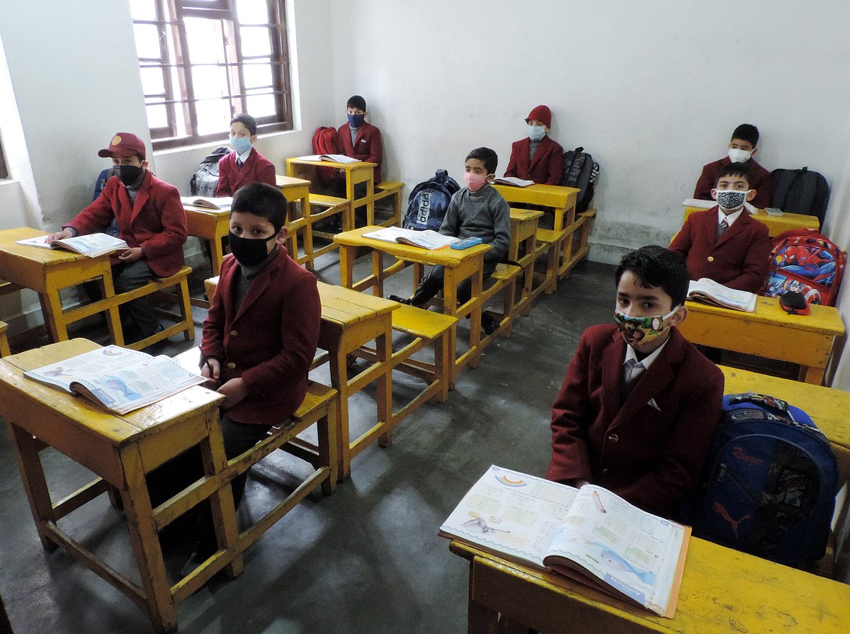 اسکولوں میں کورونا گائیڈ لائنز پر عمل در آمد انتہائی ضروری: ڈاکٹر عمر نذیر