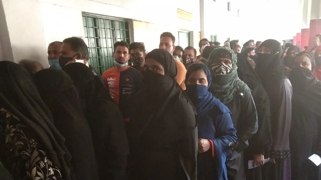 مراد آباد میں باحجاب خواتین حق رائے دہی کا استعمال کرتے