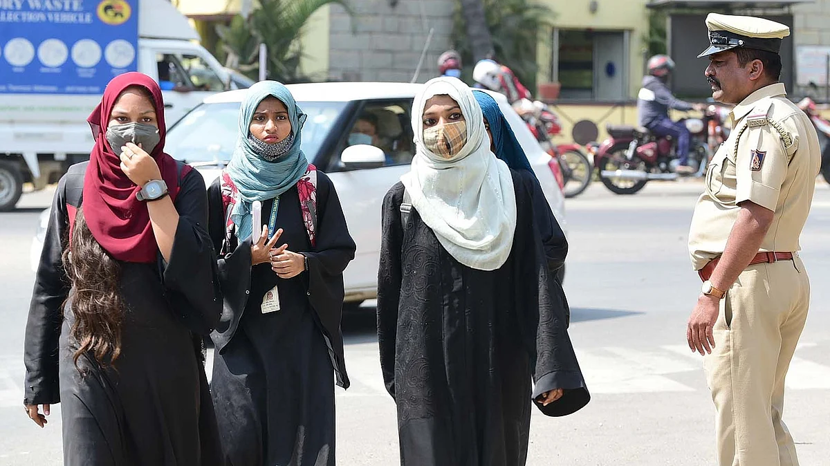 کرناٹک حجاب تنازعہ / آئی اے این ایس