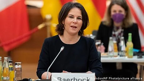 جرمن وزیر خارجہ عام مسافر پرواز پر اسپین کے دورے پر جائیں گی