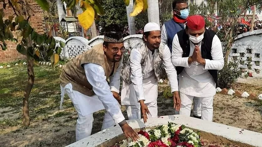 فتح پور میں واقع سید قاسم کے مزار پر حاضری لگاتے اکھلیش / تصویر آس محمد کیف