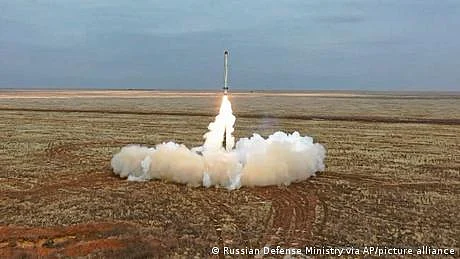 ایٹمی جنگ کا خطرہ: کونسے ممالک جوہری ہتھیار استعمال کرنے کی دھمکی دے چکے ہیں؟