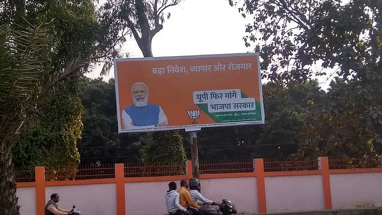 گورکھپور میں پوسٹروں سے یوگی کا چہرہ غائب