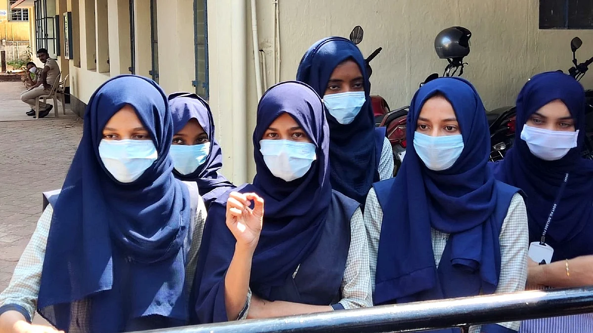 اسکول کے باہر کھڑیں طالبات، تصویر آئی اے این ایس