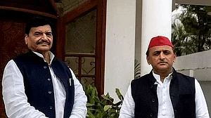 اکھلیش یادو کے قریب جاتے ہی شیوپال یادو کی سیکورٹی میں کمی کا اعلان! ’زیڈ‘ سے گھٹ کر ہو گئی ’وائی‘