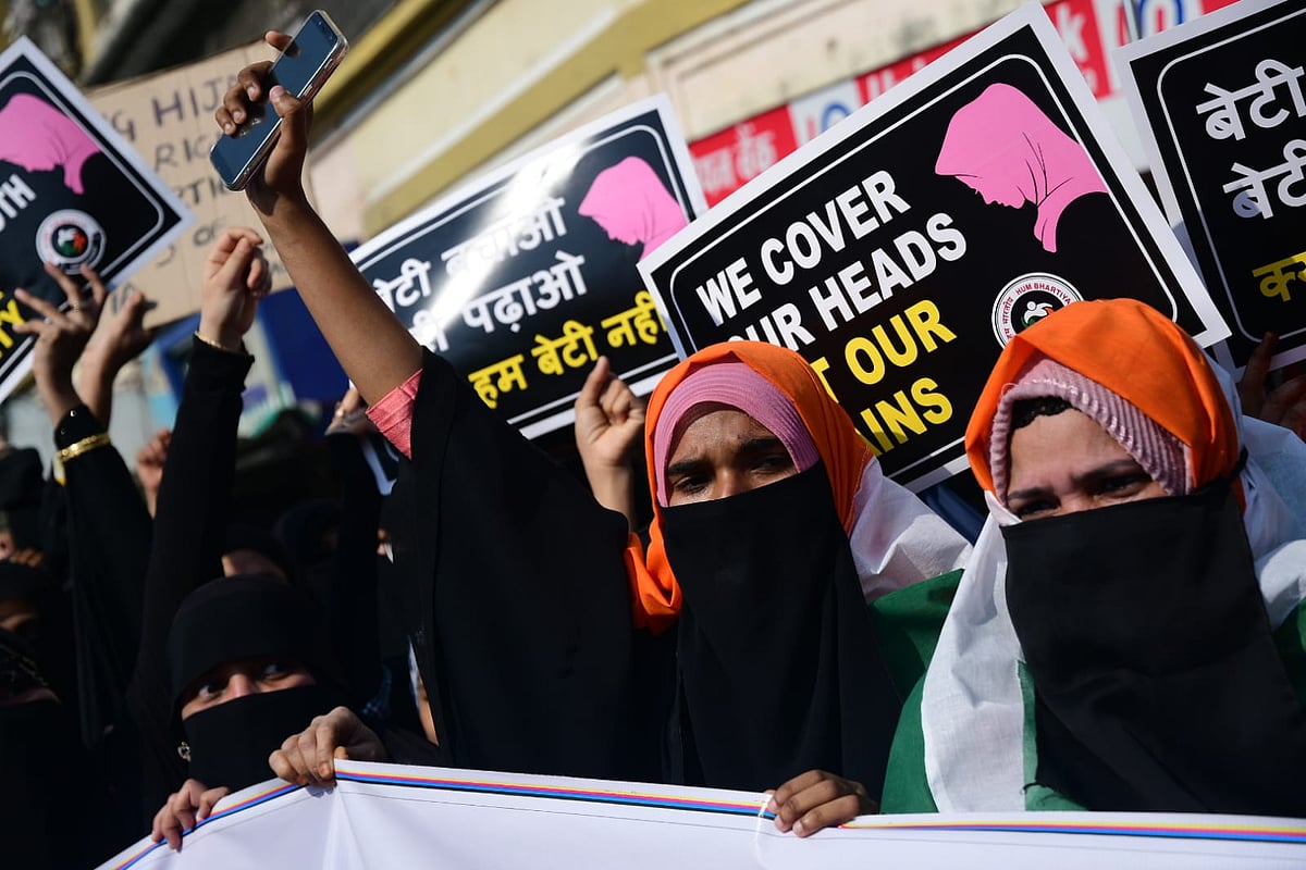 حجاب تنازعہ کے خلاف ممبئی کی مساجد میں ’یوم سیاہ‘ منایا گیا، دعائیہ مجالس کا انعقاد