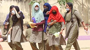 اب کرناٹک حکومت نے اقلیتی اداروں میں حجاب پر پابندی لگائی