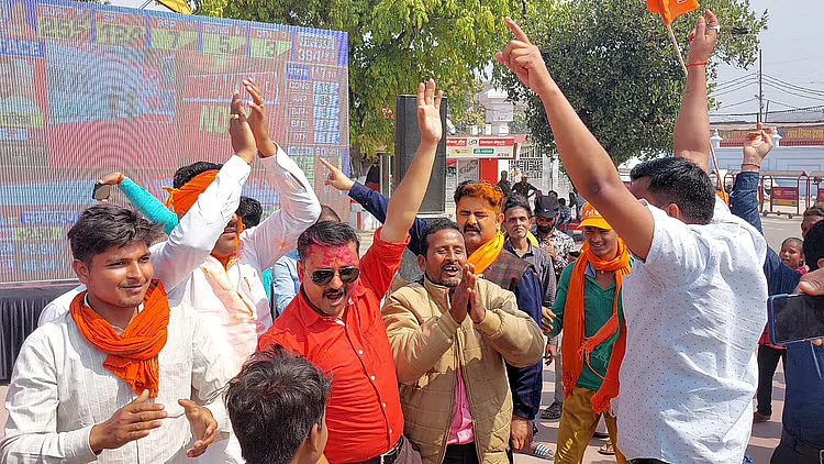 یوپی اسمبلی انتخاب میں جیت کا جشن مناتے پارٹی کارکنان