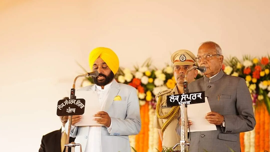بھگونت مان حلف لیتے ہوئے / تصویر ٹوئٹر / @AAPPunjab
