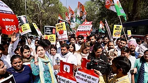 بڑھتی مہنگائی کے خلاف دہلی کی سڑکوں پر انڈین یوتھ کانگریس کا شدید مظاہرہ